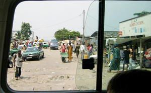 Une rue d'un village vu à travers la fenêtre d'un véhicule.